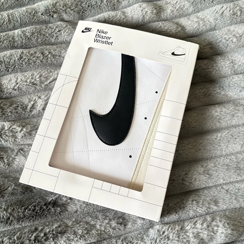 NIKE icon blazer wristlet